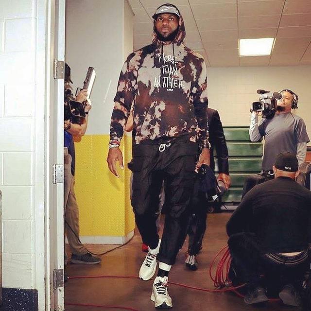 英超-B费双响姆贝莫破门芒特建功 曼联4-1狼队升至第六（英超-曼联4-1狼队升至第六：B费梅开二度，姆贝莫破门，芒特建功）