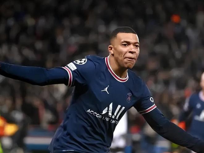 卡洛斯：C罗是所有球员的榜样；相比小罗我更爱去大罗的派对（罗伯托·卡洛斯：C罗堪称球员榜样；比起小罗的，我更愿参加大罗的派对）