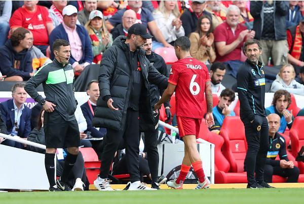 世界杯官方票价震惊球迷，国际足联被指榨干粉丝热情（世界杯票价引发哗然，国际足联被质疑消磨球迷热情）