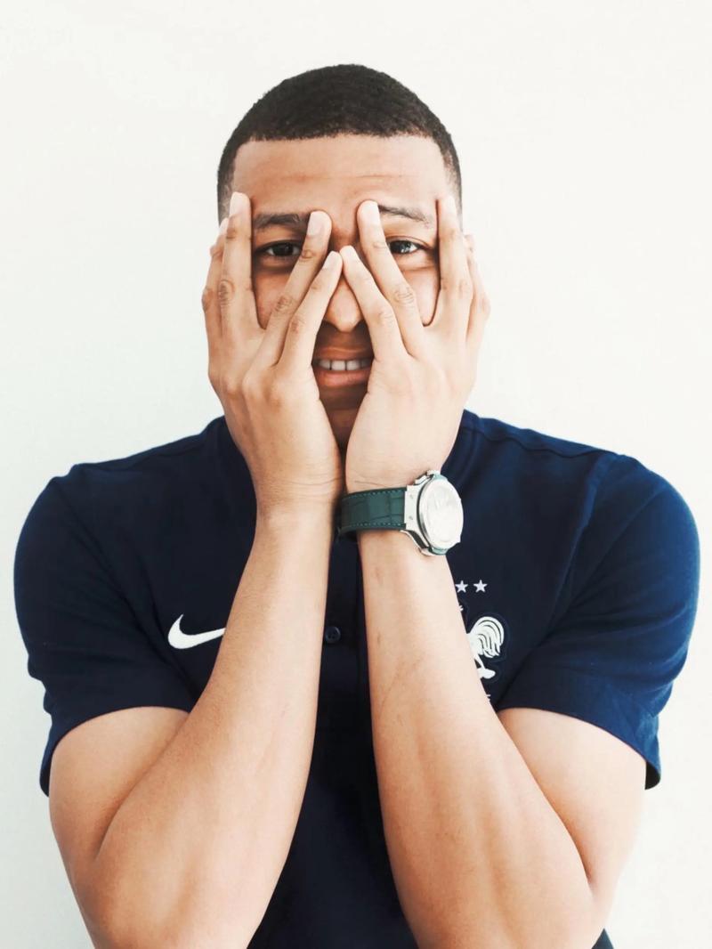 裁判录音显示，桑切特踢倒费尔明后说“这只是普通的铲球”（裁判音频曝光：桑切特踢翻费尔明后辩称“只是一次普通铲球”）